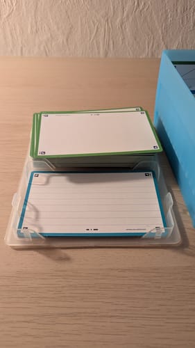 Avis photo d'un client sur OXFORD FLASHBOX # Capacité : 500 flashcards Flash 2.0 (7,5x12,5 cm) - Polypropylène - Bleu pastel