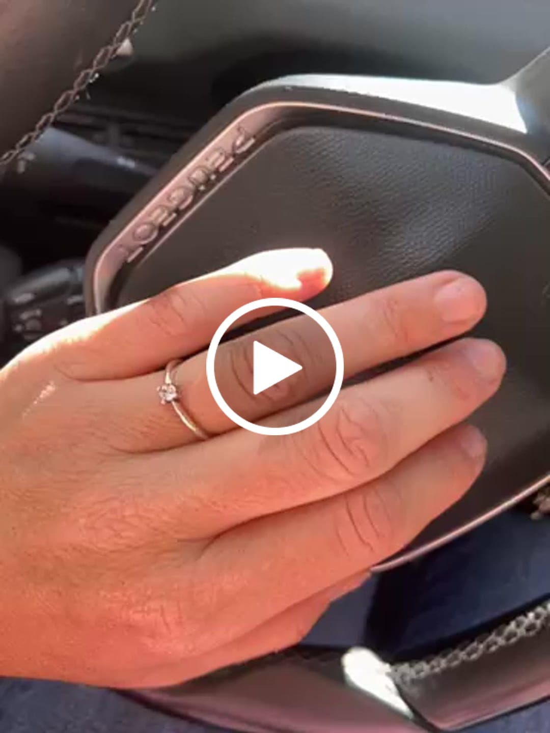 Customer video review of Anillo Circonita Solitaria