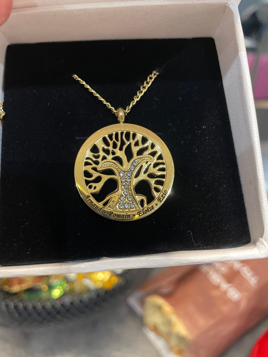 Customer photo review of LOANYA collier arbre de vie personnalisé avec pierres en zirconium