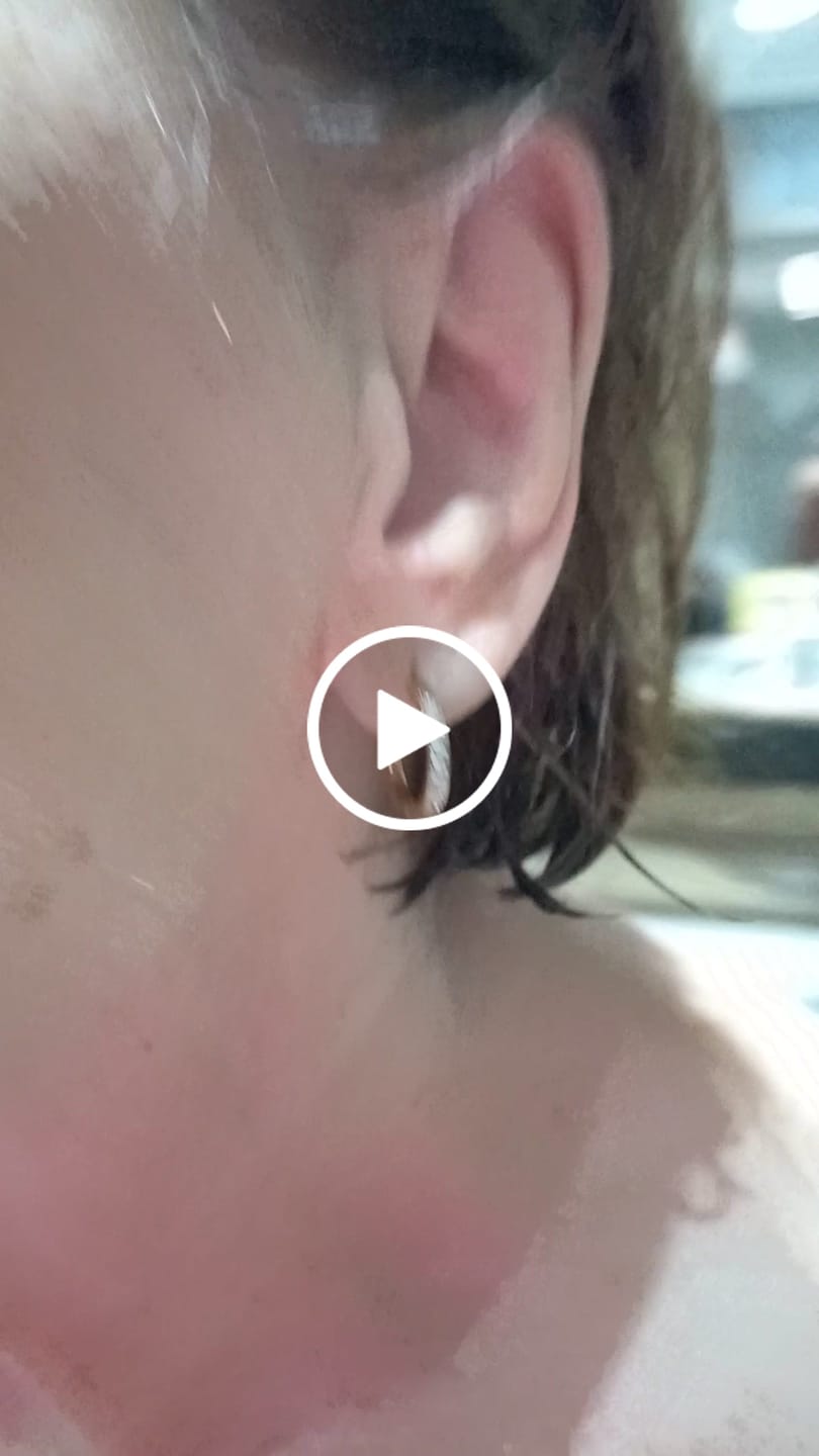 Customer video review of Brinco de Argola Arielle Banhado em Ouro 18K