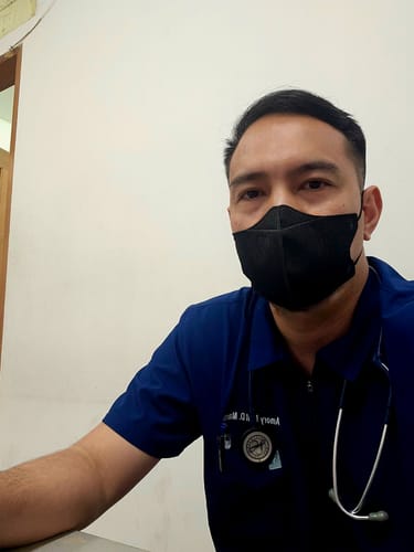 Customer photo review of Straight Cut MoveTech® Scrub Pants 2.0 - New Logo Men / Navy