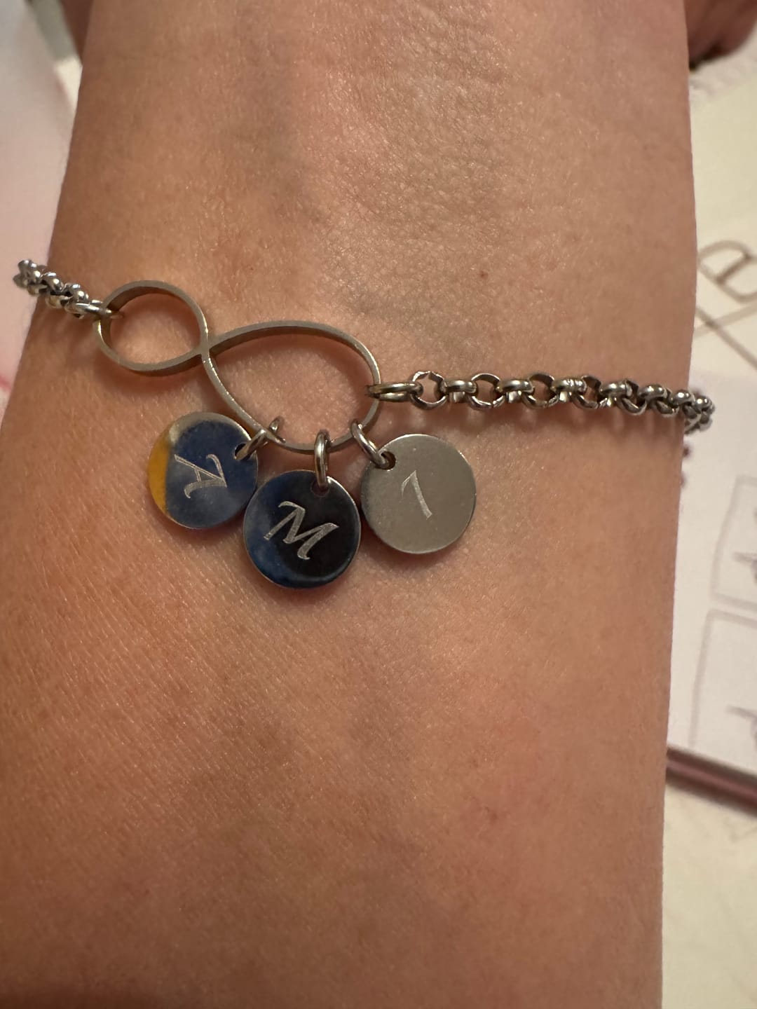 Customer photo review of Bracelet Infini Avec Initiales Charms Personnalisé