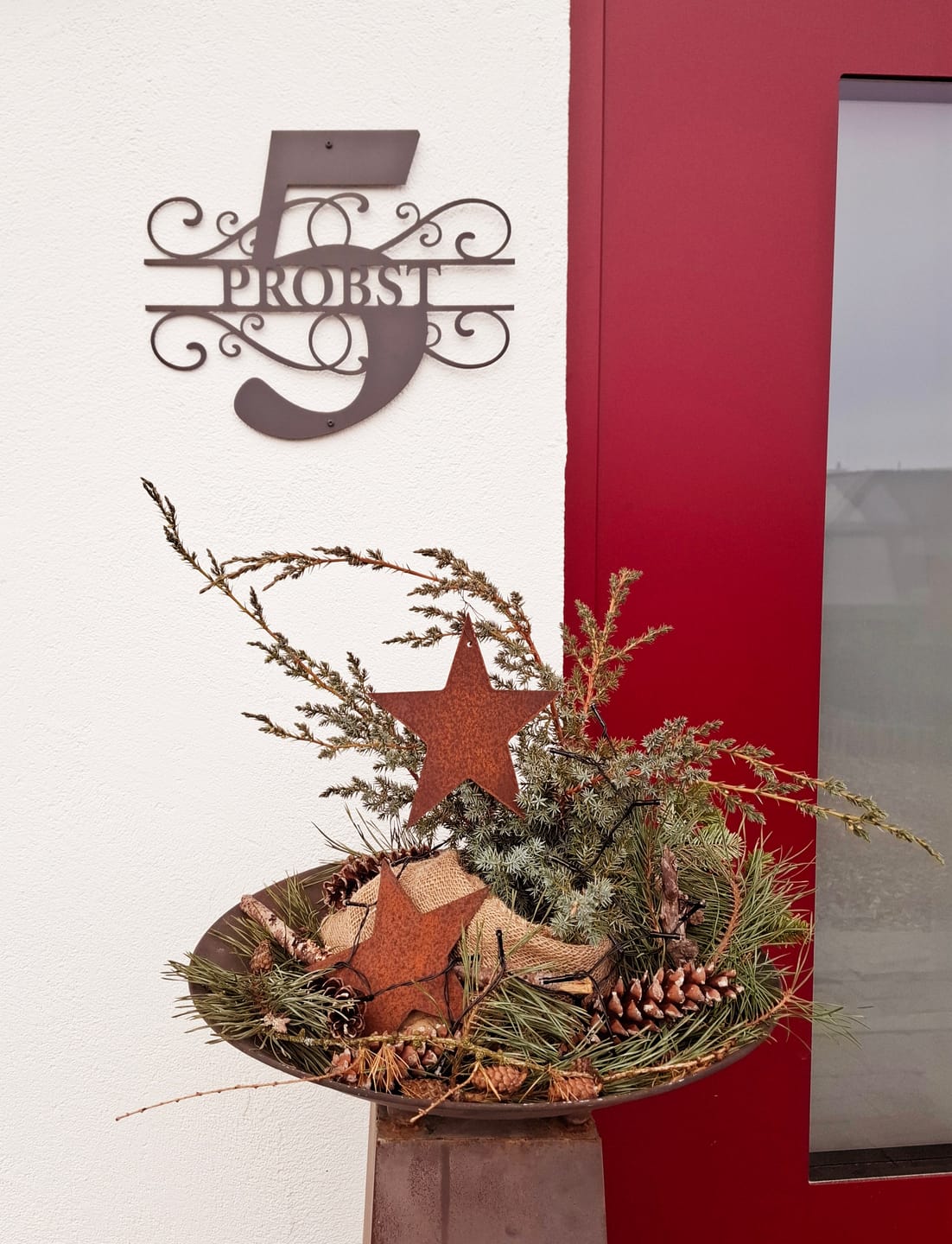Customer photo review of Hausnummer-Türschild Ornamental Style mit Familiennamen (personalisierbar)