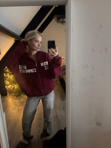Customer photo review of GATED COMMUNITY ZIP HOODIE BURGUNDY