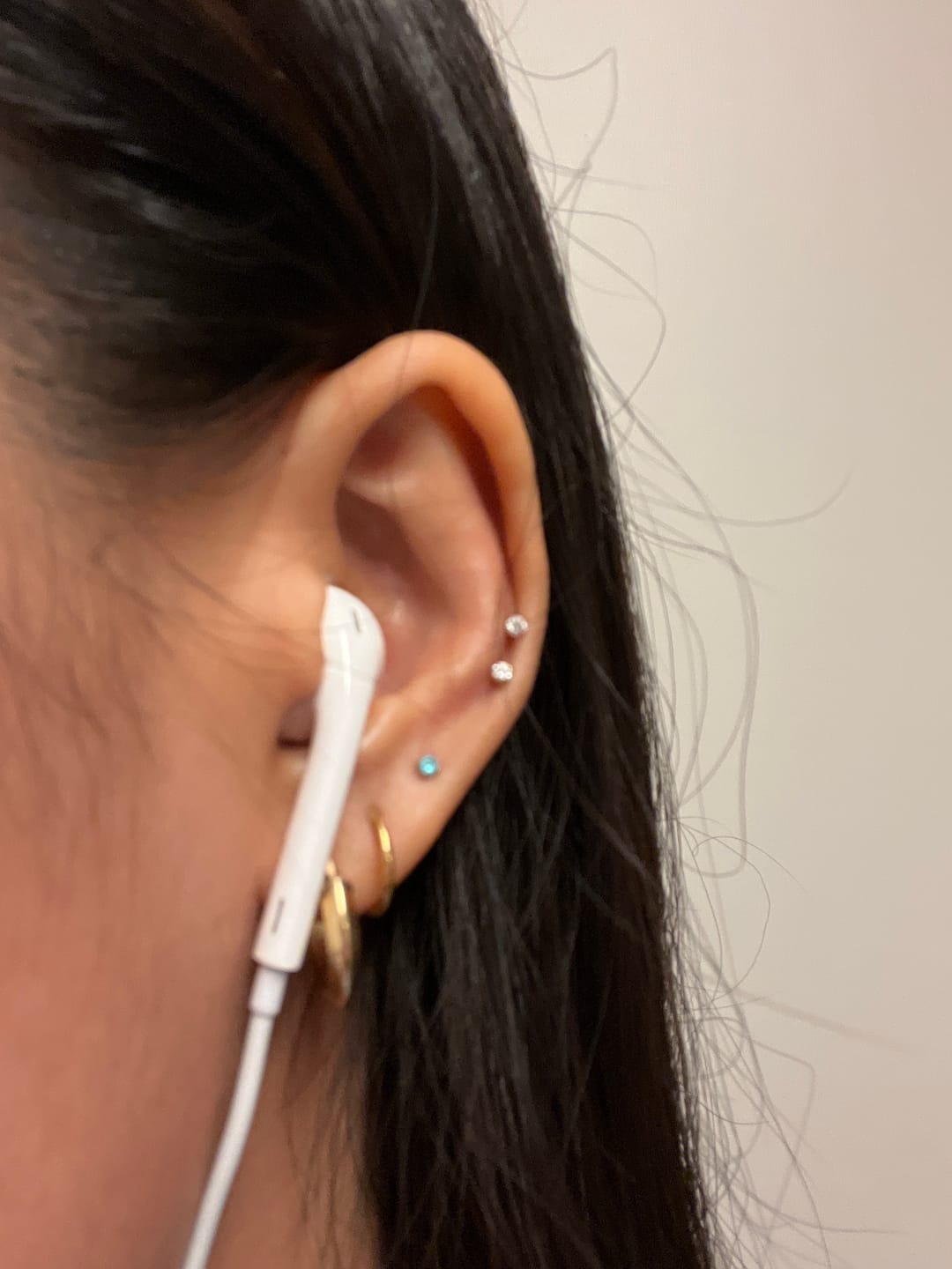 Customer photo review of Solitaire Crystal Cartilage Stud - Threadless