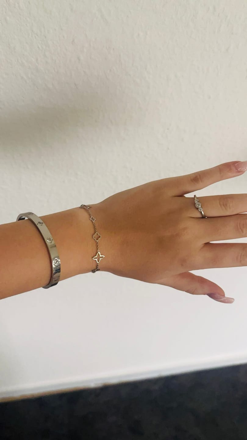 Customer photo review of Fancy Clover Armband | 18K vergoldet