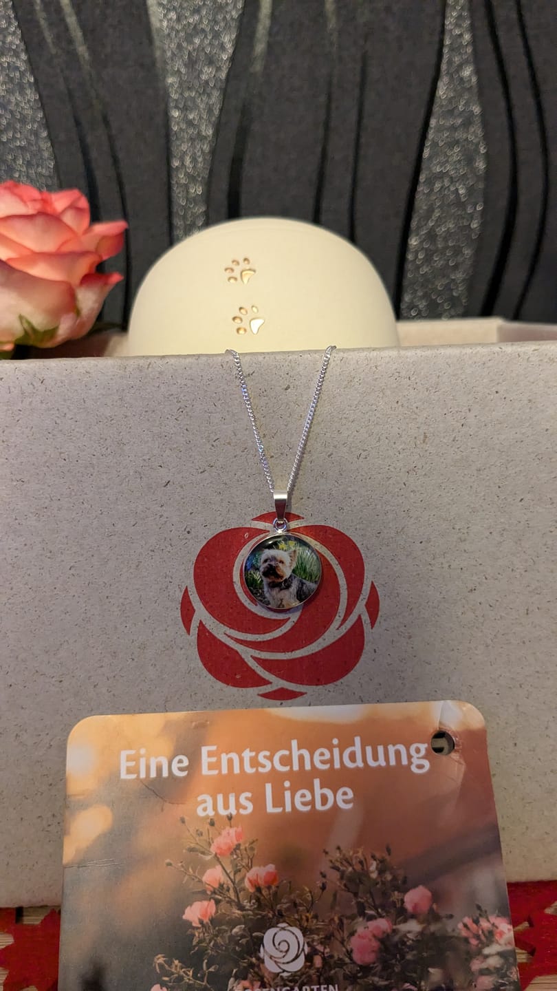 Customer photo review of Personalisierbare Hunde Foto Kette 925er Sterling Silber 18K vergoldet