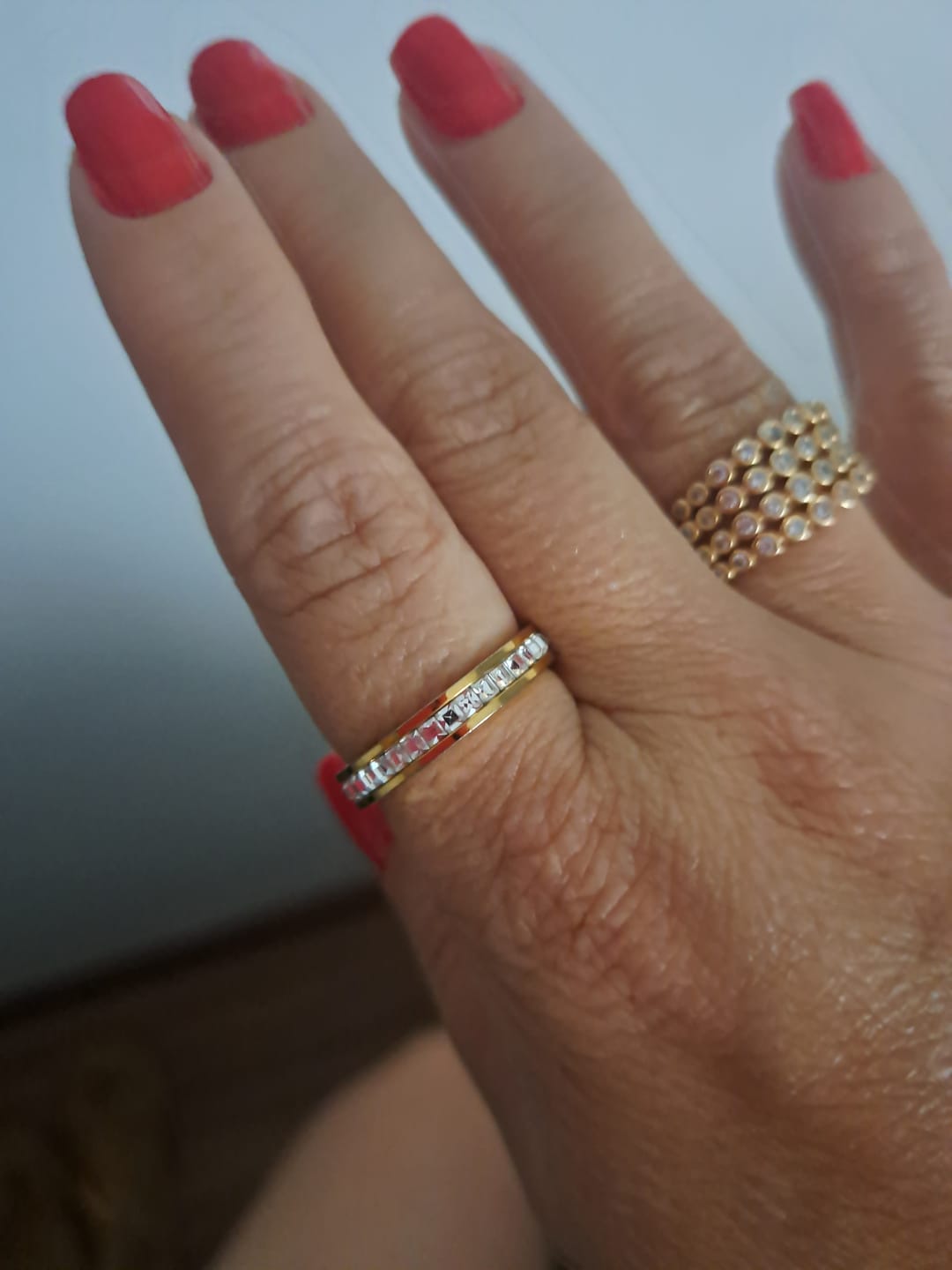 Customer photo review of Anel Cristal Solitário Banhado em Ouro 18K