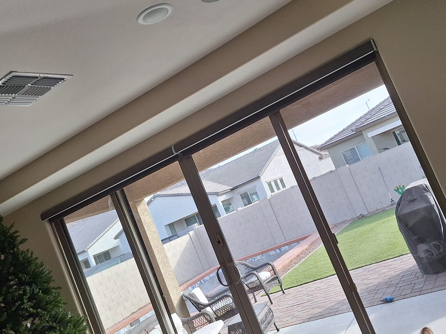 Customer photo review of SmartWings Motorized Roller Shades 100% Blackout Vigor