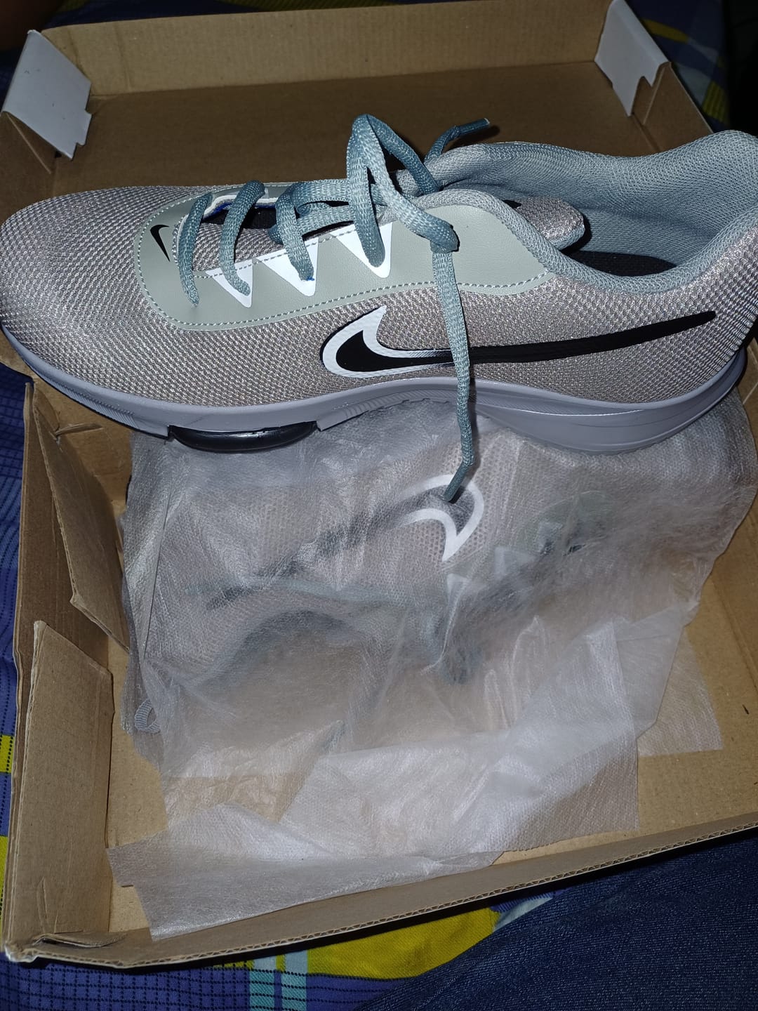 Customer photo review of Tenis 025 Plata Blanco Negro