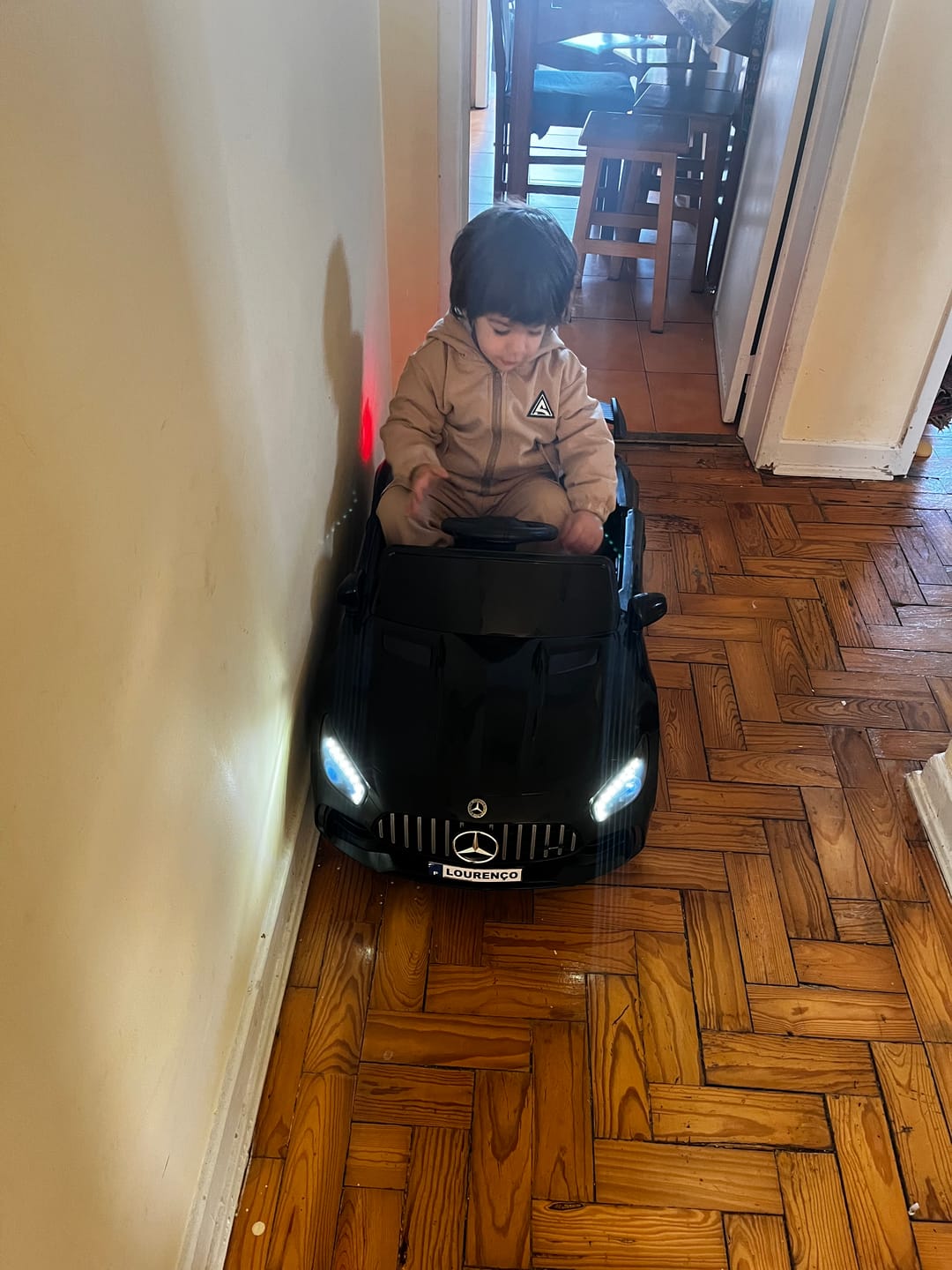 Customer photo review of Carro Elétrico para Criança MERCEDES GTR MINI 12v Preto c/ RODAS DE BORRACHA & ASSENTO EM PELE