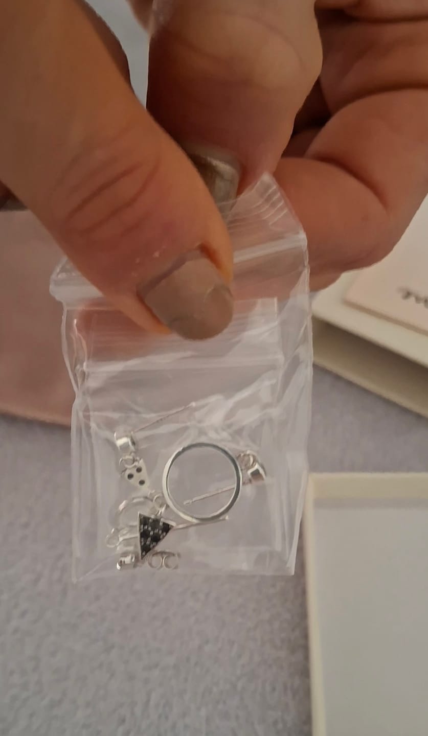 Customer photo review of Pendientes Espinela Negra