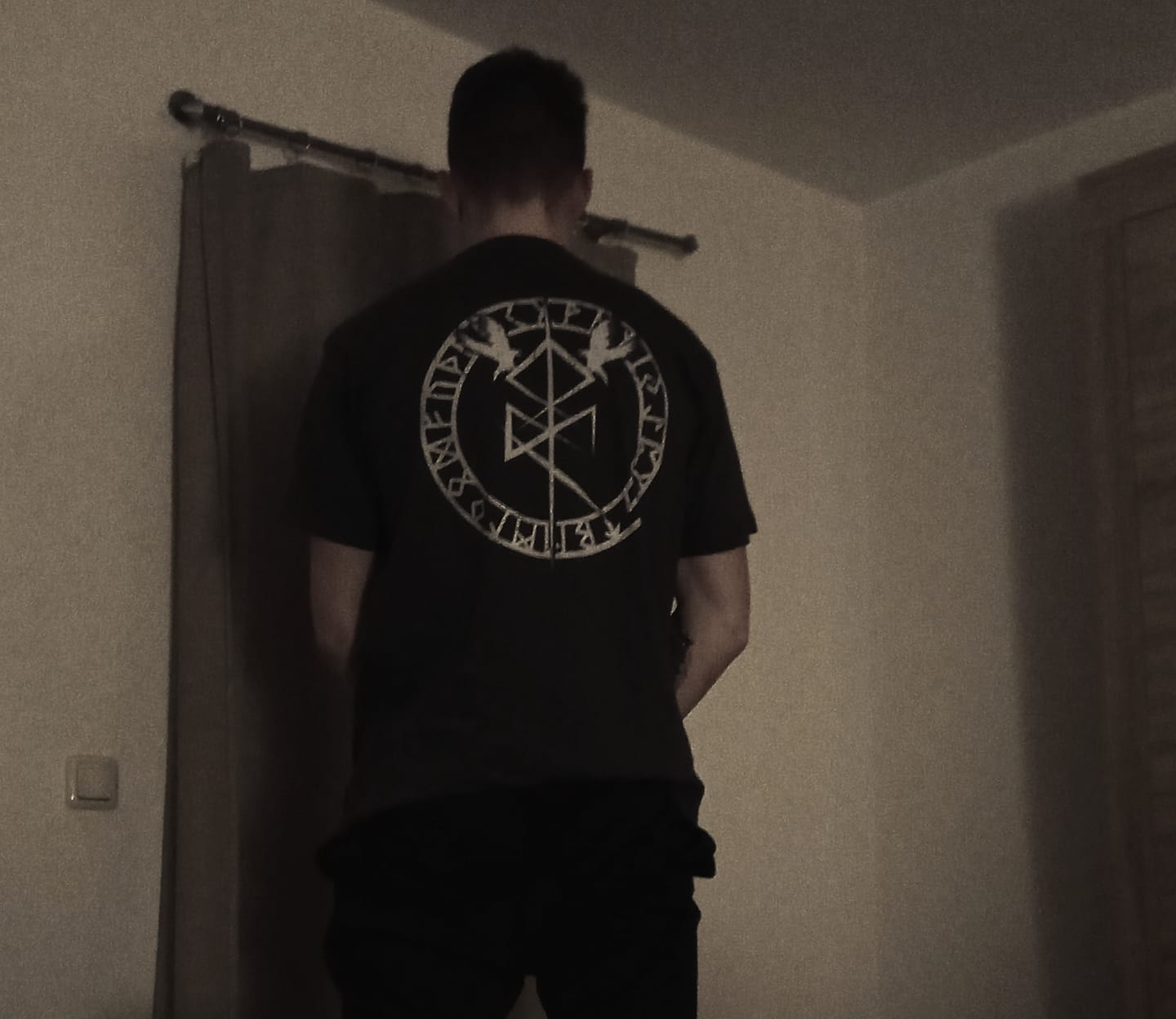 Customer photo review of Wikinger Premiumshirt Odin Binderune T-Shirt – Mystisches Nordisches Symbol