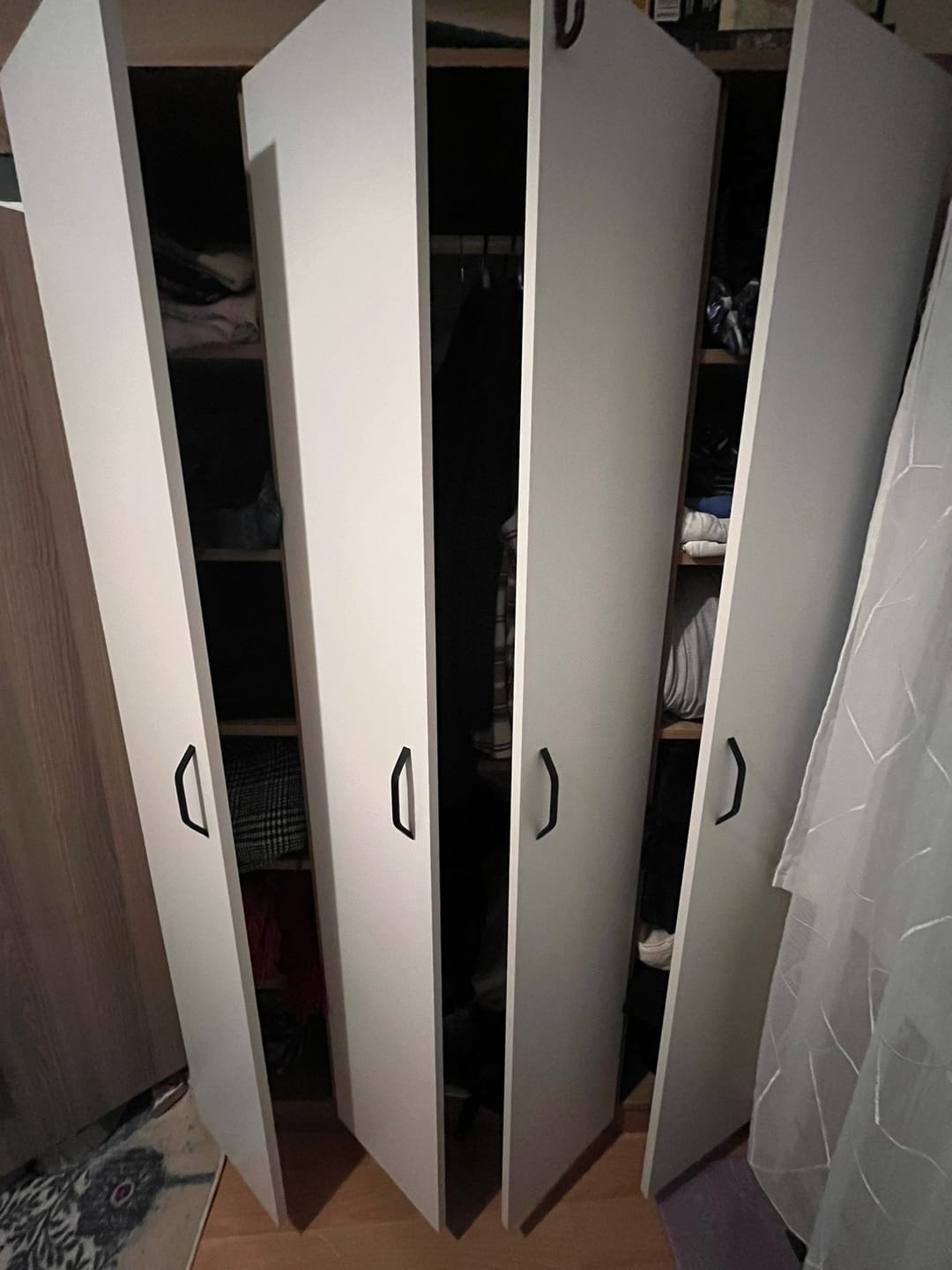 Customer photo review of Rani BA116 Geniş Gardırop Elbise Dolabı 4 Kapaklı 12 Raflı 2 Askılı Sepet Ceviz - Beyaz