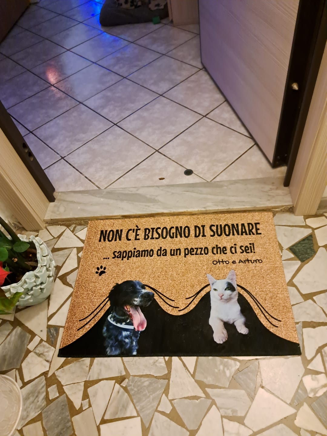 Customer photo review of Non c'è bisogno di suonare - Zerbino personalizzato
