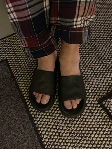 Customer photo review of HappyFlops