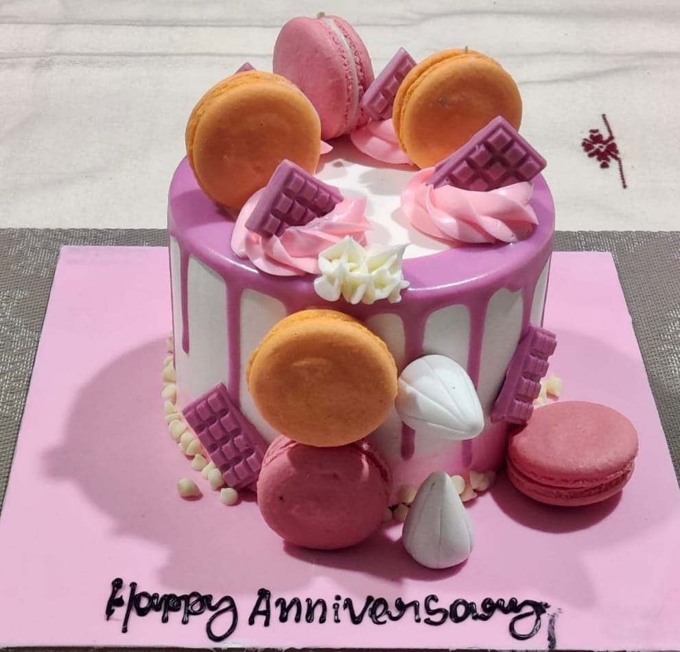 Customer photo review of Purple Drip Macaron Cake