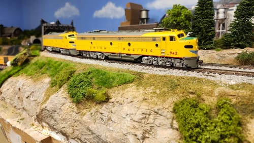 Customer photo review of Rapido 28539 HO EMD E8A (DC/DCC/Sound): Union Pacific: #942