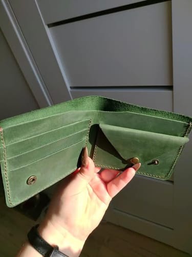 Customer photo review of Шкіряний чоловічий гаманець: ручна робота, індивідуальне гравіювання "Леви"