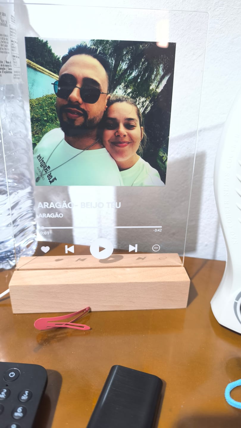 Customer photo review of Lâmpada Spotify Personalizável (Foto & Música)