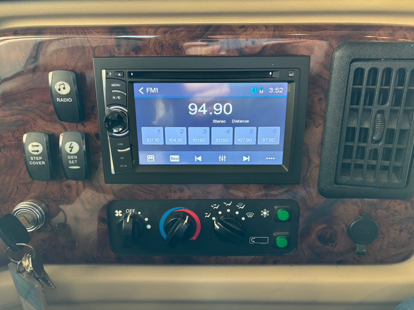 Customer photo review of MobileVision 3-Input Radio-Video Right - Left - Rear 12V Camera Controller
