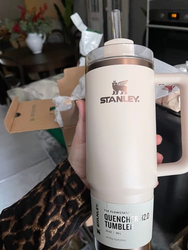 Customer photo review of The Holiday Quencher H2.O FlowState™ Tumbler | 30 OZ | 0.88L (Gilded Sugar) - Disponivel