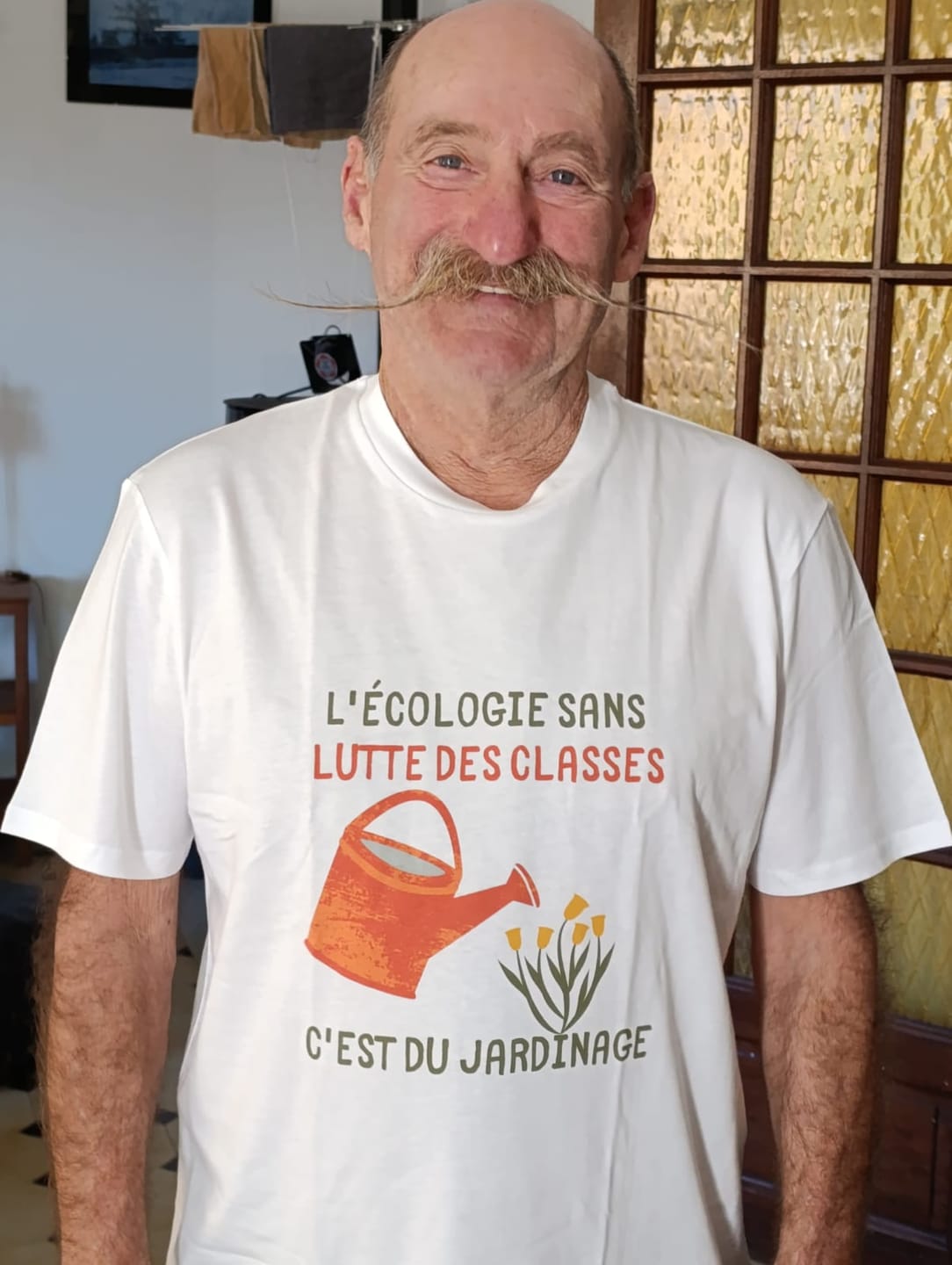 Customer photo review of T-shirt Unisexe 100% Coton Bio L'écologie sans lutte des classes c'est du jardinage