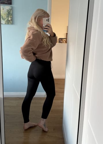 Customer photo review of Luxe Bare V-cut Leggings