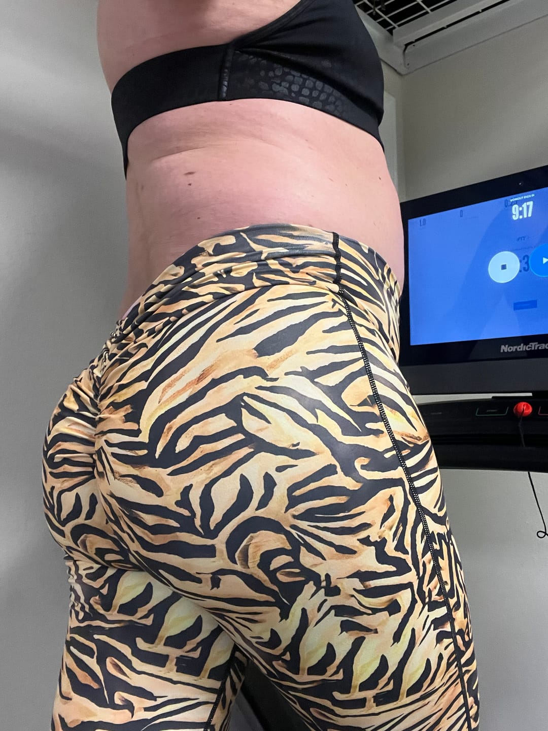 Customer photo review of Feline scrunch legging