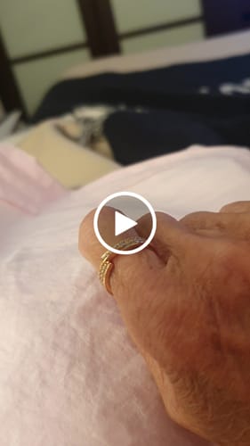 Customer video review of ALLIANCE LIENS ÉVIDENCE PAVED DIAMOND 4MM RING