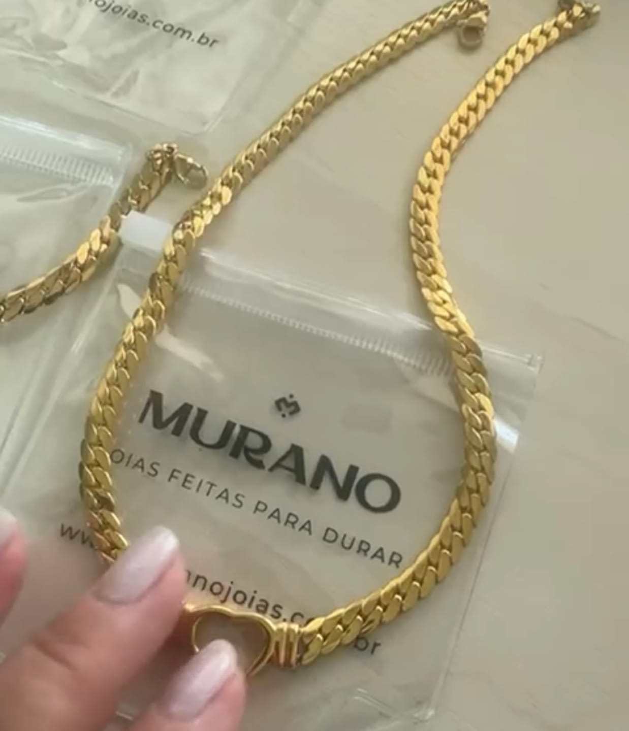 Customer photo review of Colar Gargantilha Coração Minimalista Banhado em Ouro 18K