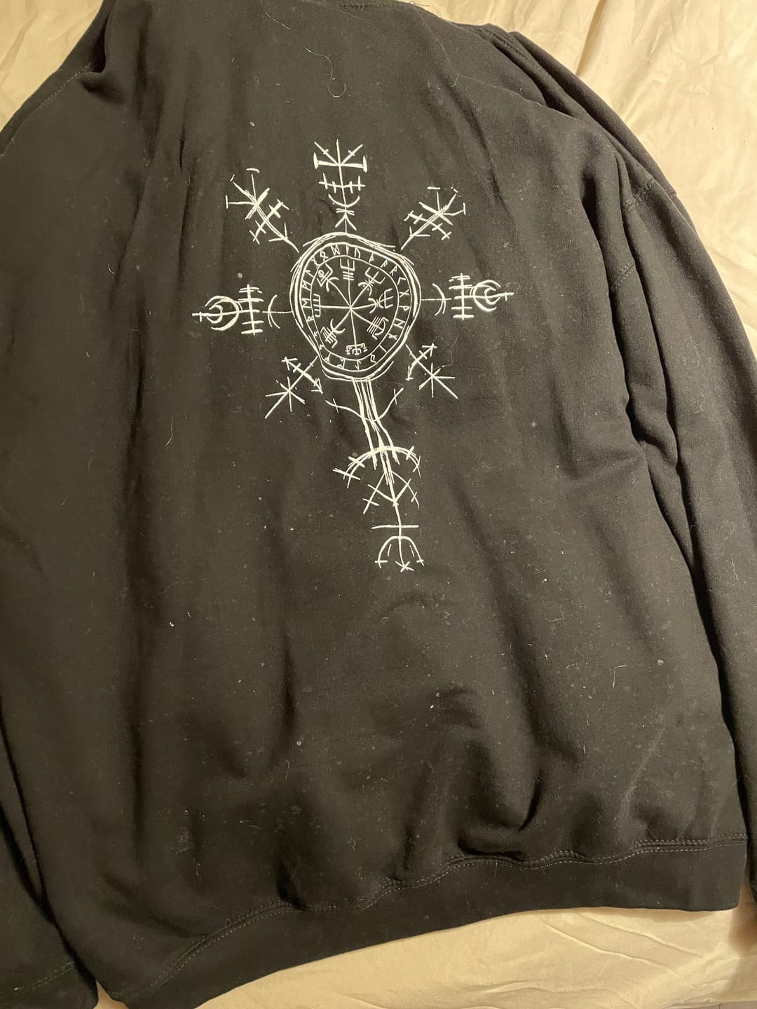 Customer photo review of "Vegvísir Nordischer Kompass" Wikinger-Hoodie – Leite Deinen Weg