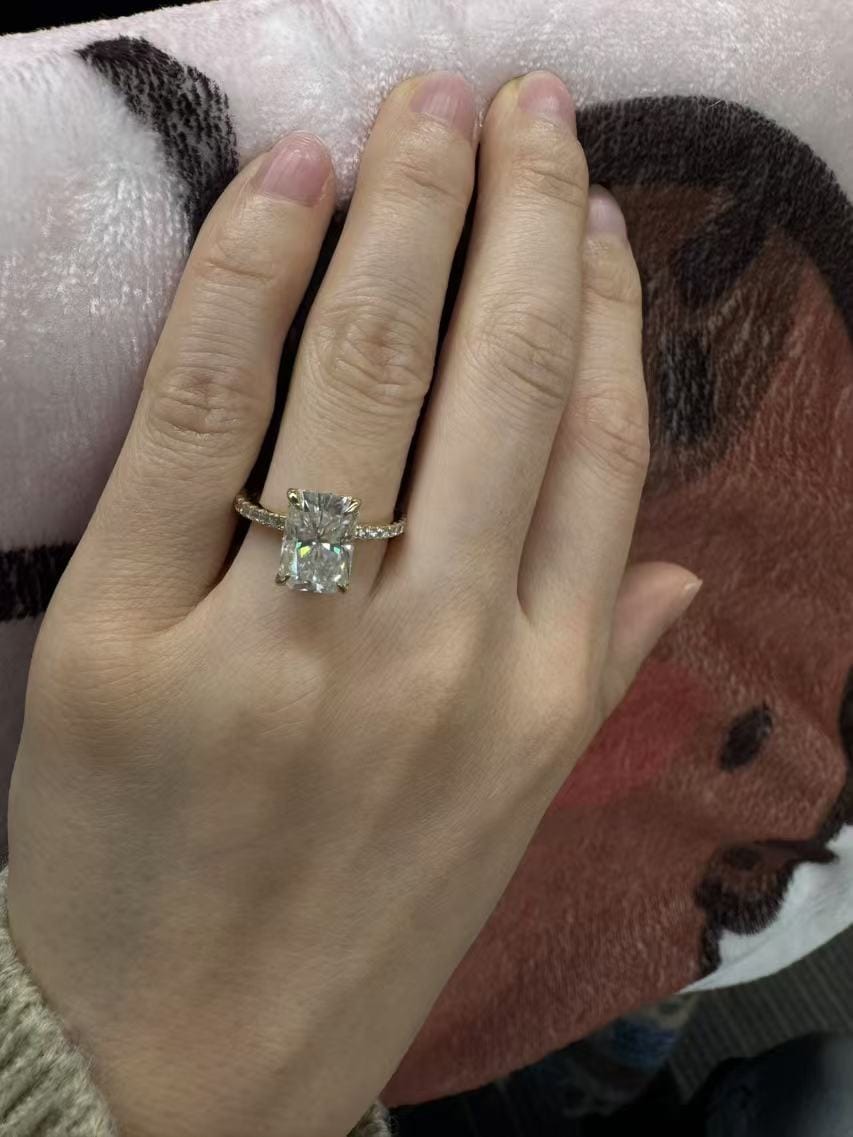 Customer photo review of S925 Rodiffy Moissanite 2.0 Ct~4.0 Ct Radiant Cut Yellow Gold/White Gold Engagement Ring For Women