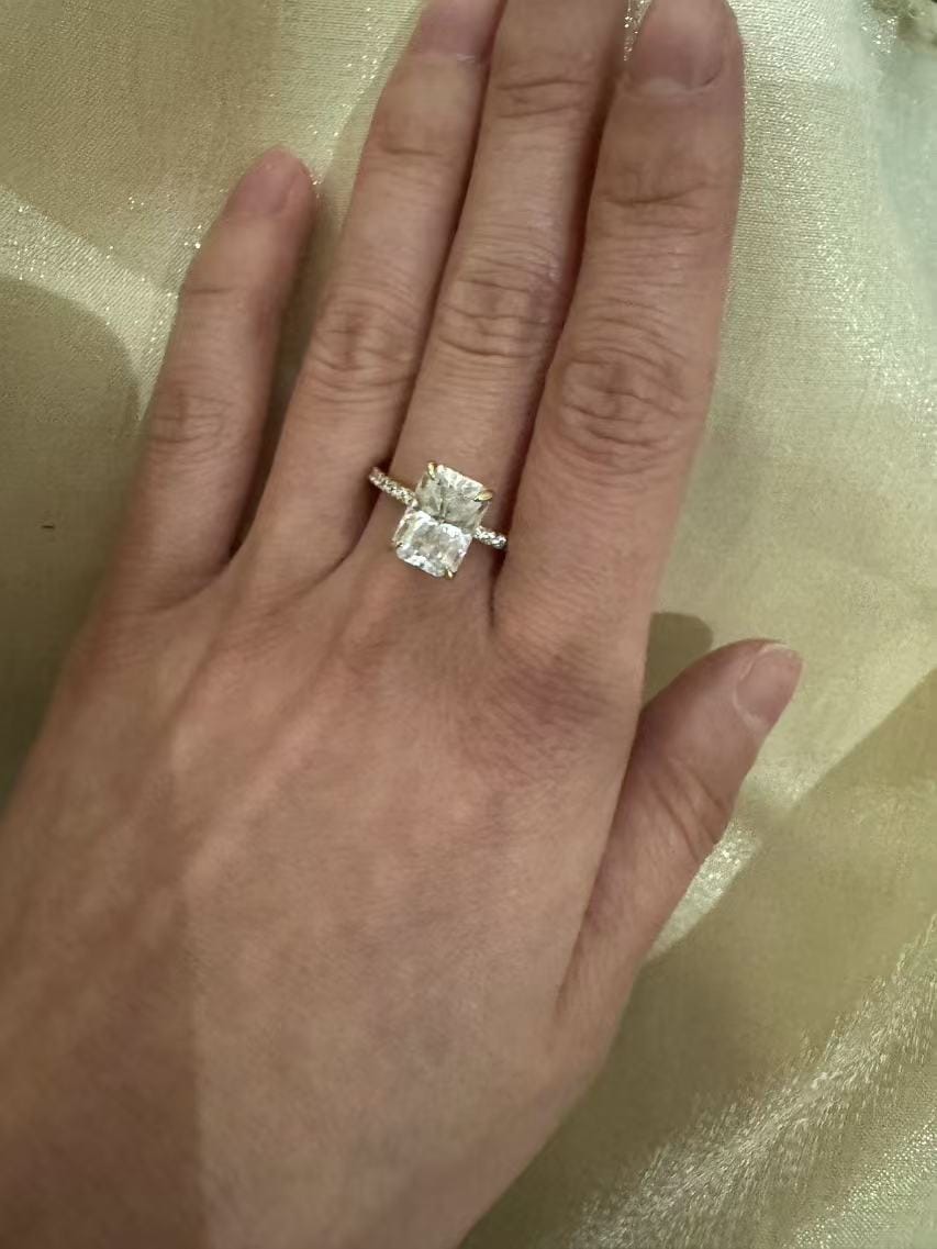 Customer photo review of S925 Rodiffy Moissanite 2.0 Ct~4.0 Ct Radiant Cut Yellow Gold/White Gold Engagement Ring For Women