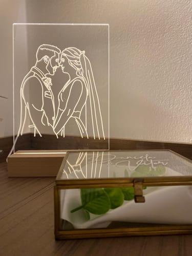 Customer photo review of Lâmpada Retrato Line Art Personalizado