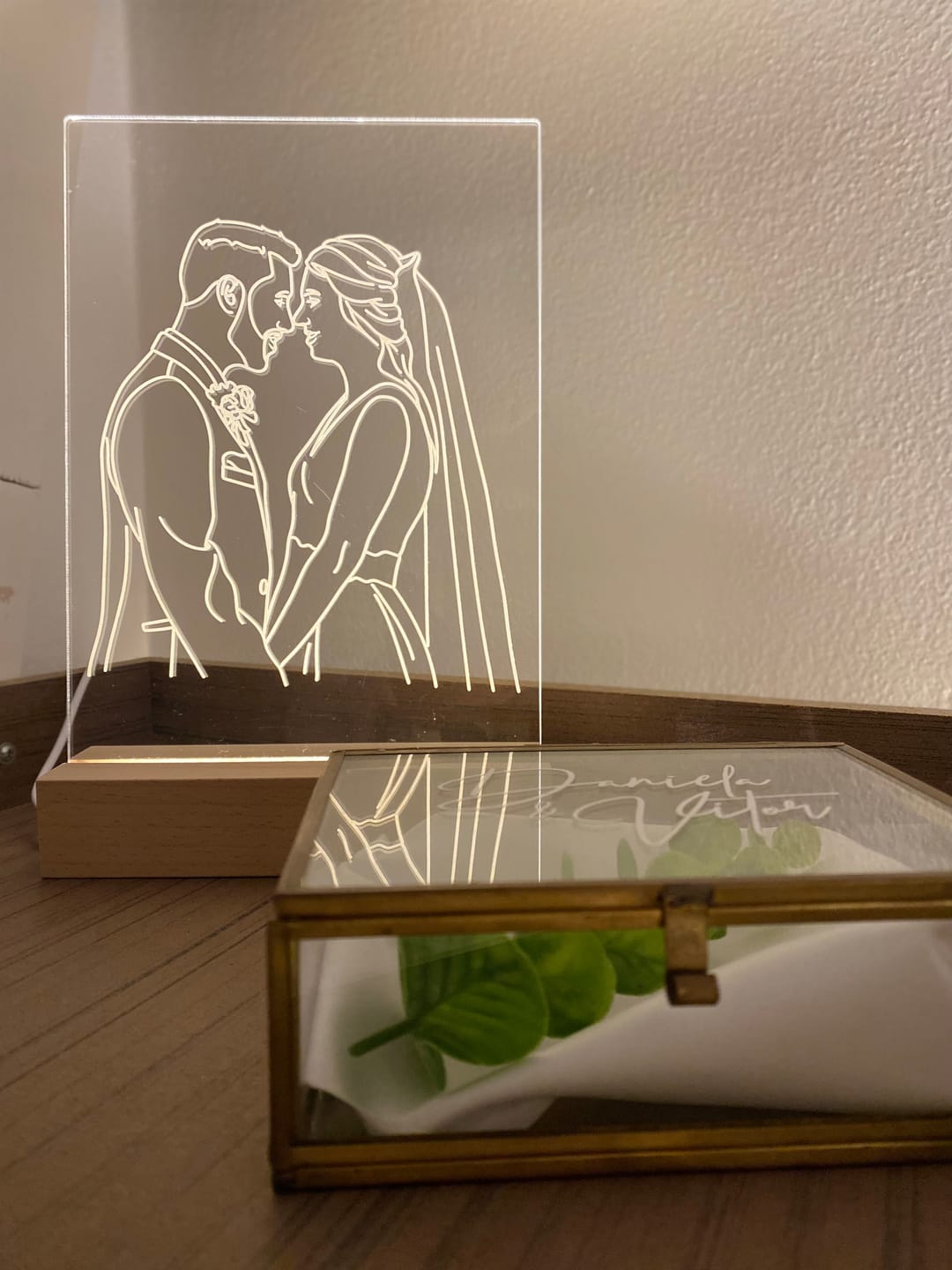 Customer photo review of Lâmpada Retrato Line Art Personalizado