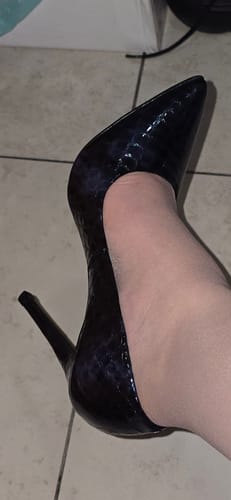 Customer photo review of Scarpin Couro Verniz Croco Azul Marinho CBK
