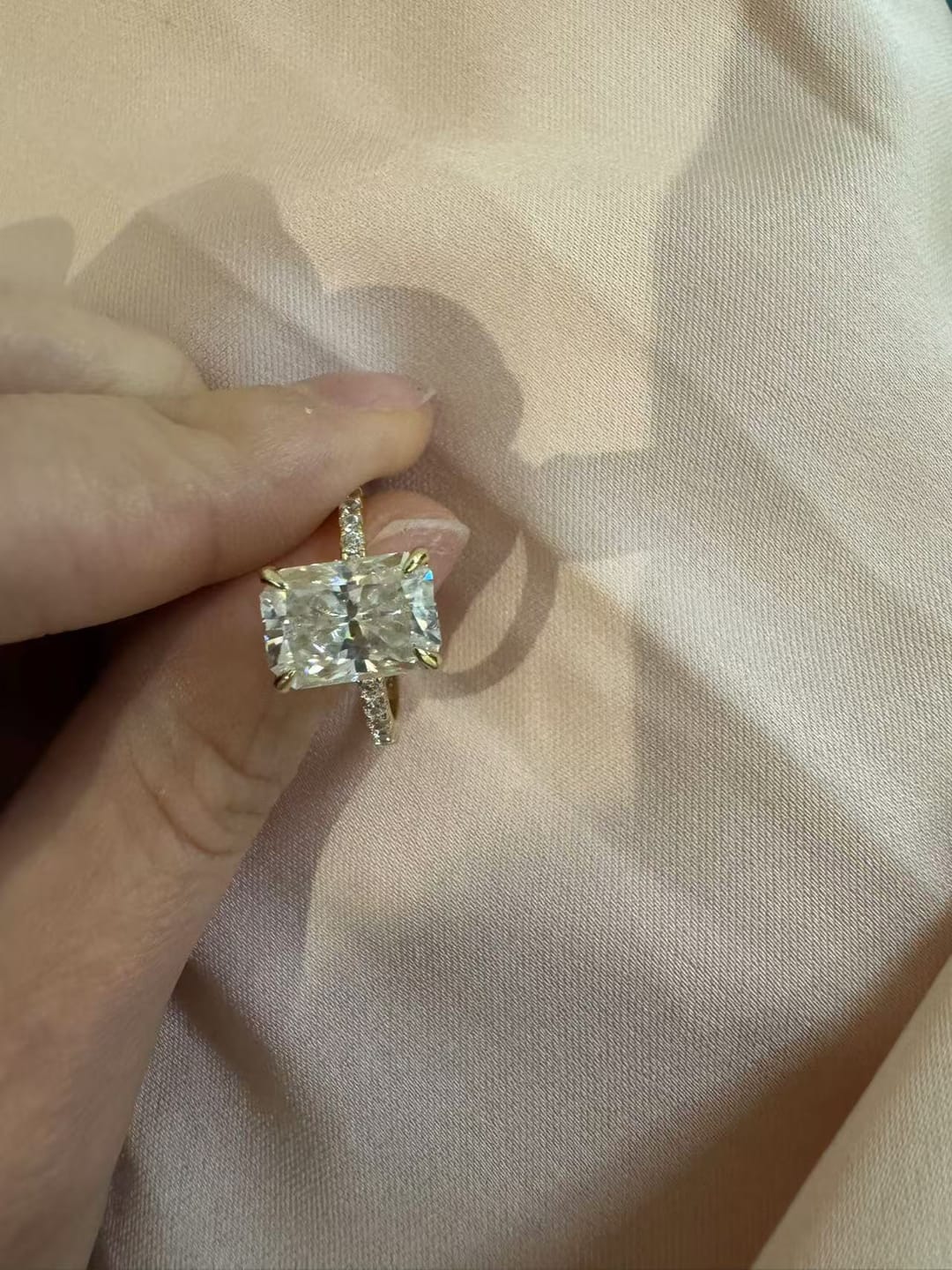 Customer photo review of S925 Rodiffy Moissanite 2.0 Ct~4.0 Ct Radiant Cut Yellow Gold/White Gold Engagement Ring For Women