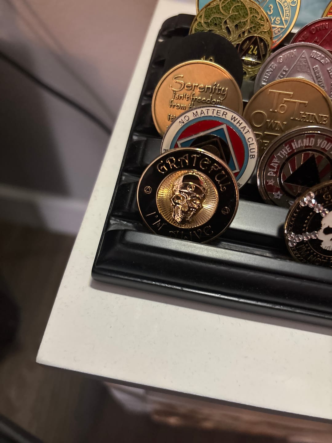 Customer photo review of Grateful I'm Alive AA/NA 3D Sculpted Affirmation Recovery Medallion - Black / Gold