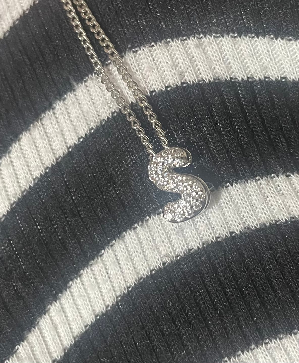 Customer photo review of Collar Plateado Inicial Mini Bubble Zirconias
