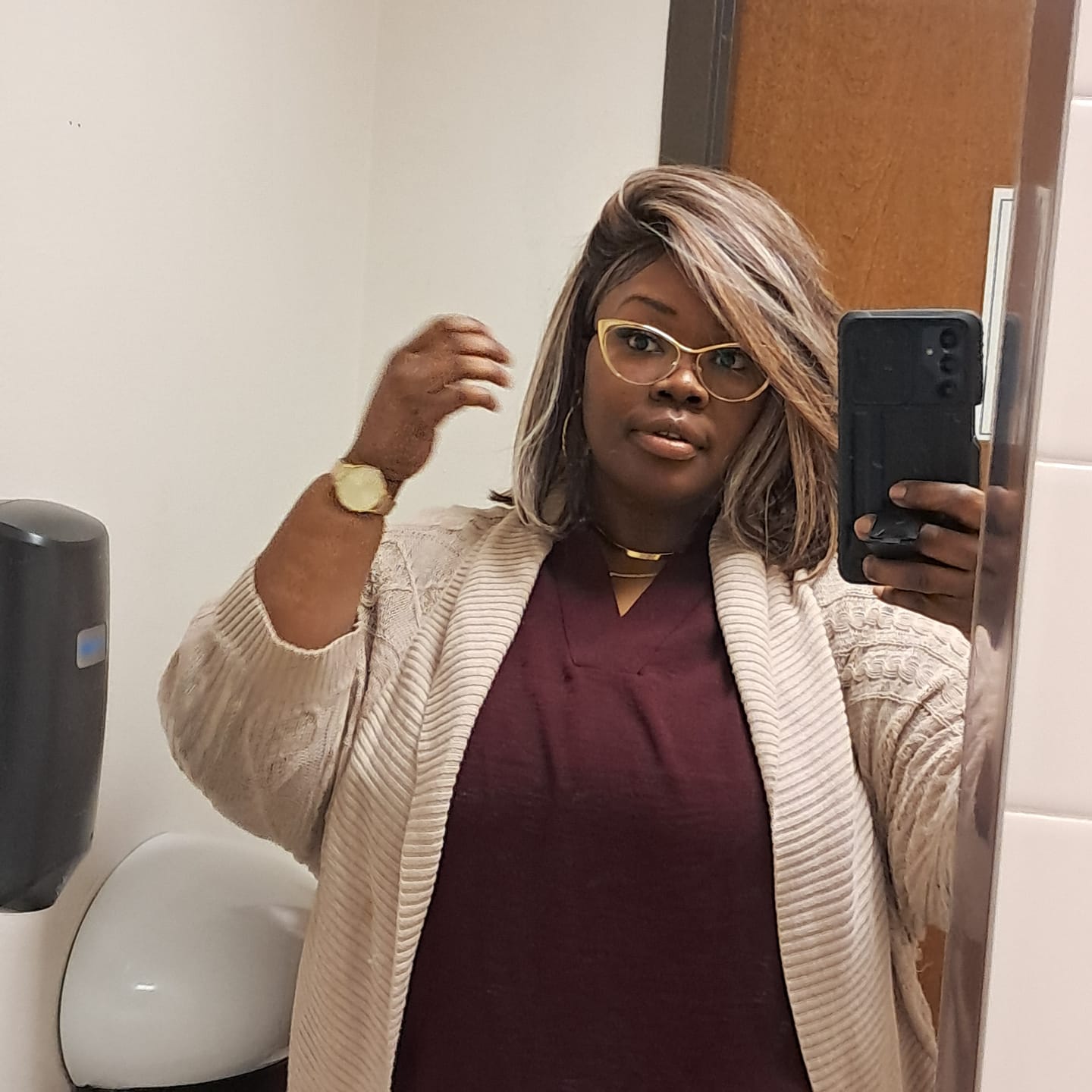 Customer photo review of Outre Synthetic LACE FRONT WIG - PERFECT HAIR LINE 13X4 - JENISSE