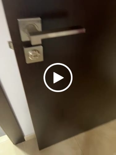 Customer video review of Cilindro-Muletilla cuadrada para bloquear puertas con llave en acabado níquel satinado