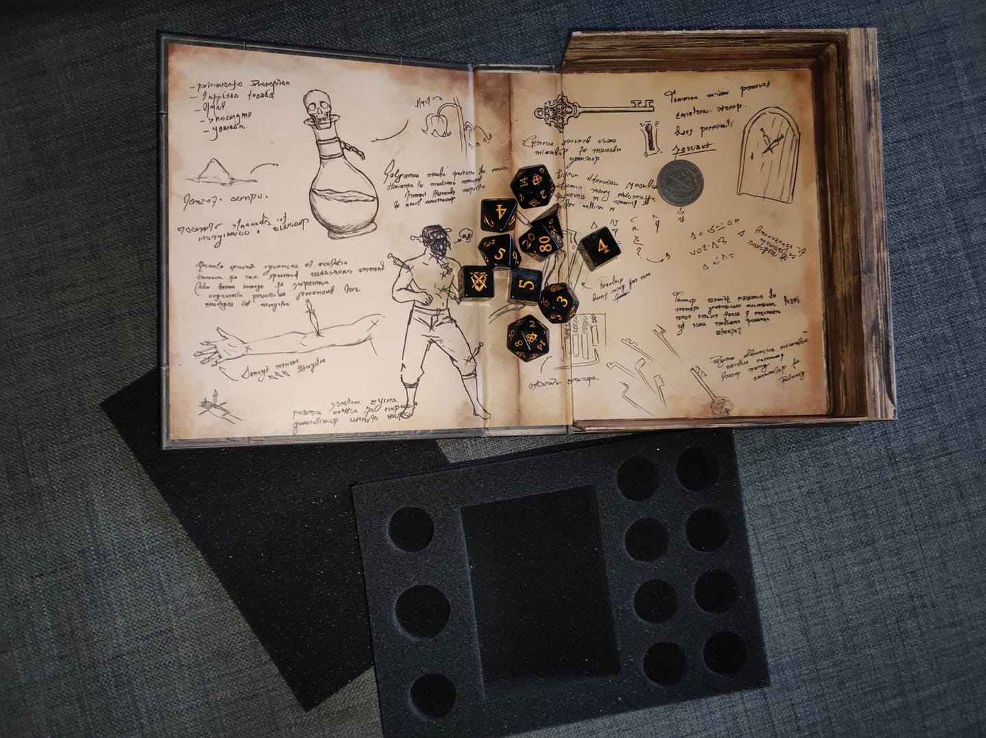 Customer photo review of Verschiedene Klassenwürfel-Sets in Foliant-Etui (10 Würfel, 1 Münze)