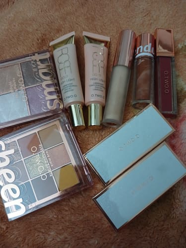 Customer photo review of O.TWO.O ROSE GOLD LIQUID HIGHLIGHTER