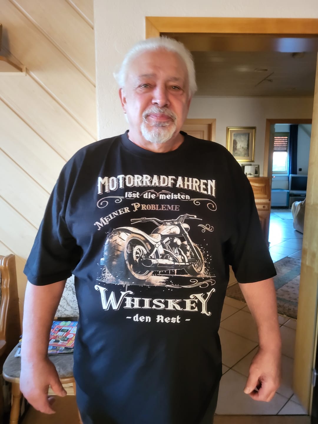 Customer photo review of Motorradfahren löst die meisten meiner Probleme - Whiskey den Rest - Biker Shirt