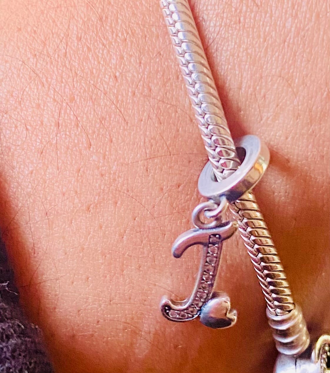 Customer photo review of Charm Letras del Alfabeto y Corazón Dorado