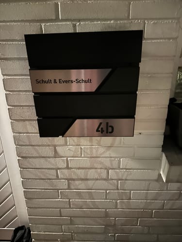 Customer photo review of AlbersDesign Briefkasten B1 anthrazit (RAL7016) personalisiert mit Edelstahl-Schildern