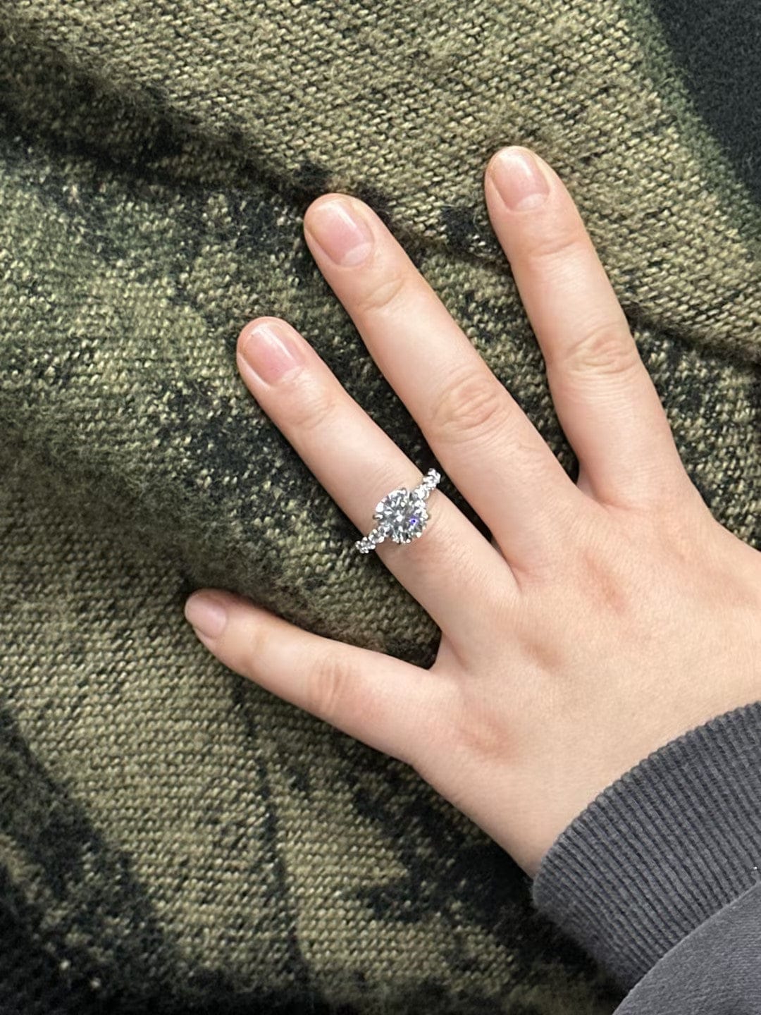 Customer photo review of S925 Moissanite 2.0~4.0 Carat Round Cut Engagement Ring For Everyday Wear