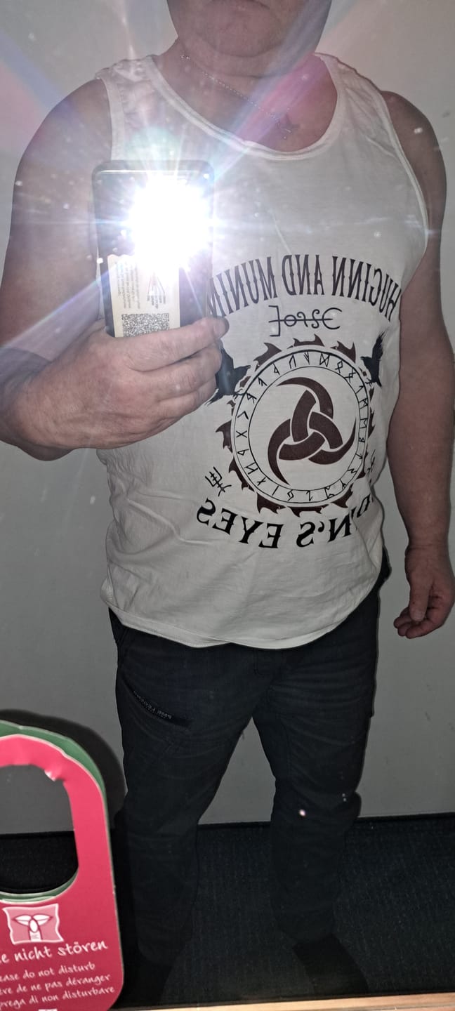 Customer photo review of Wikinger Tank Top „Huginn and Muninn – Odin's Eyes“ – Die Wächter des Allvaters