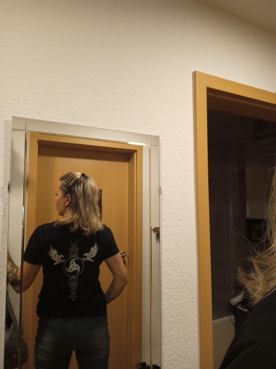 Customer photo review of Schildmaiden V-Neck Odins Ruf Gjallarhorn